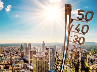 Frankfurt am Main an einem heißen Sommertag mit strahlender Sonne und großem Thermometer