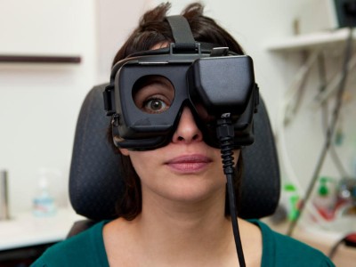 Junge Frau bei Augenuntersuchung