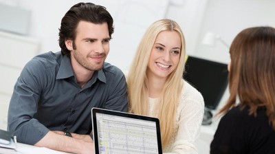 Junge Kunden in einer Beratungssituation