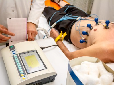 Älterer Mann beim EKG