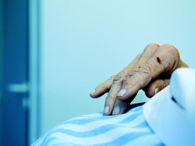 Hand eines alten Menschen