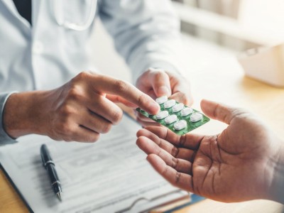 Arzt übergibt Patient Medikamente