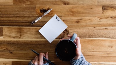 Tasse und Hand