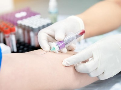 Blut wird abgenommen