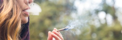 Junge Frau raucht Joint 