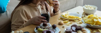 Junge Frau mit Binge-Eating Störung
