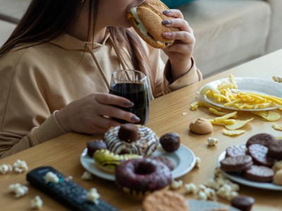 Junge Frau mit Binge-Eating Störung