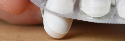 Eine Tablette wird aus einem Blister gedrückt