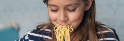 Mädchen isst Spaghetti