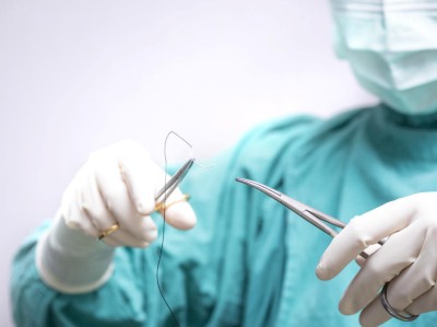 Chirurgin hält Nadel