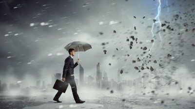 Geschäftsmann geht durch Sturm