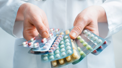 Person bietet Tabletten an