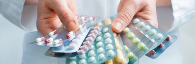 Person bietet Tabletten an