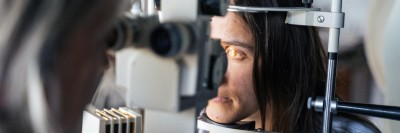 Junge Frau bei Ophthalmoskopie
