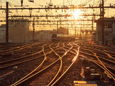 Gleise in der untergehenden Sonne