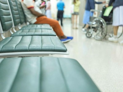 Leere Sitze im Warteraum einer Klinik