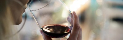Eine Frau trinkt ein Glas Rotwein