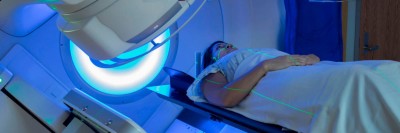 Frau erhält eine Strahlentherapie