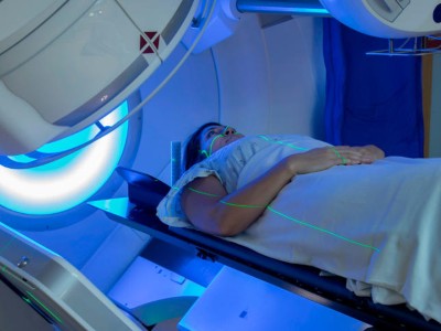 Frau erhält eine Strahlentherapie
