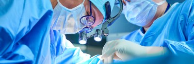 Chirurgin und Assistentin bei OP