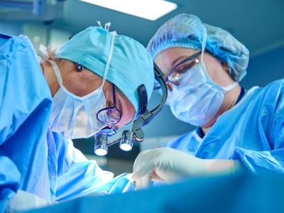 Chirurgin und Assistentin bei OP