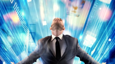 Ein Mann öffnet sich in einem virtuellen Datenstrom