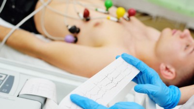 Bei jungem Patienten wird ein EKG geschrieben