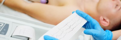 Bei jungem Patienten wird ein EKG geschrieben