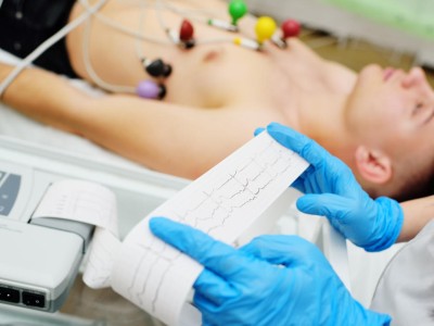 Bei jungem Patienten wird ein EKG geschrieben