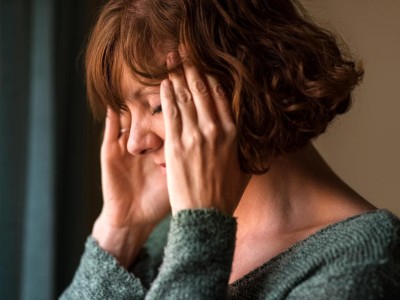 Junge Frau mit Kopfschmerzen