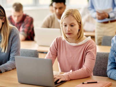 Junge Menschen arbeiten mit Laptops