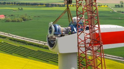 Einbau eines Getriebes in der Gondel einer Windenergieanlage