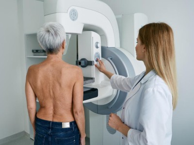 Frau bei der Mammografie
