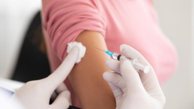Person verabreicht Injektion in den Oberarm