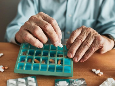 Ältere Person sortiert Medikamente