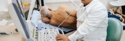 Arzt macht Ultraschall bei älterem Mann