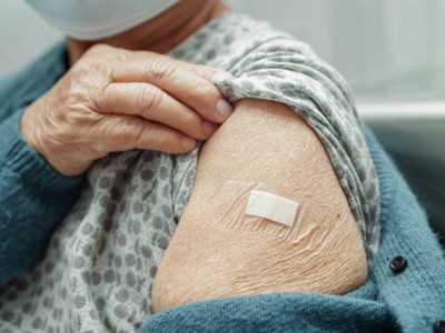 Ältere Frau mit Pflaster am Arm