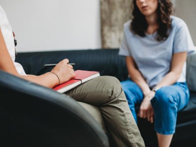 Gespräch zwischen Therapeutin und Patientin