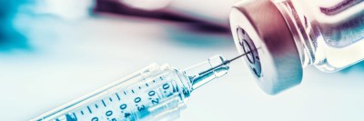 Inhalt eines Fläschchens wird aufgezogen