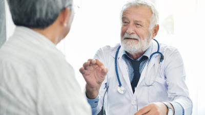 Arzt mit Patient im Gesrpäch