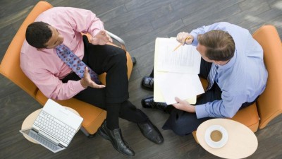 Besprechung zwischen zwei Männern