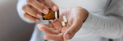 Person hält Medikamente