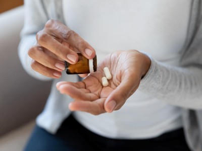 Person hält Medikamente