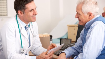 Arzt und älterer Patient im Gespräch
