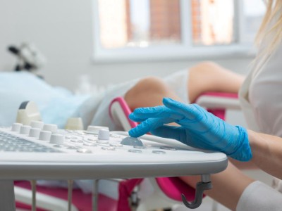 Ärztin führt Ultraschall bei einer Frau durch