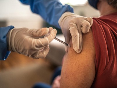 Arzt impft Patient