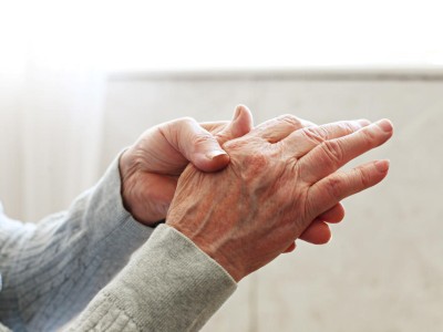 Schmerzende Hände einer älteren Frau