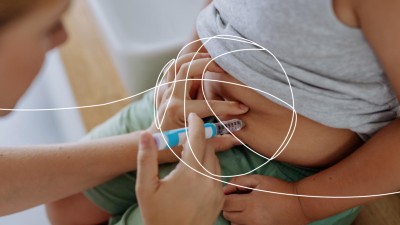 Mutter injiziert Jungen Insulin
