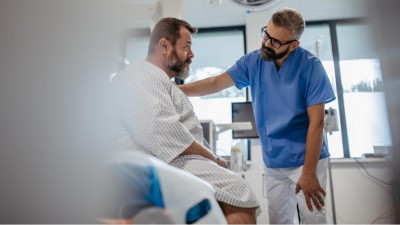 Arzt spricht mit übergewichtigem Patienten