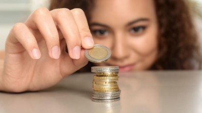 Geld wird aufeinander gelegt